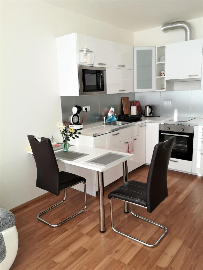 New Apartment With Garage Parking Brno Bagian luar foto