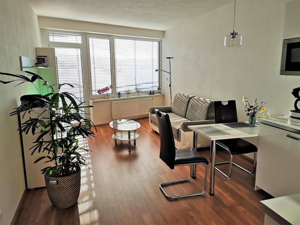 New Apartment With Garage Parking Brno Bagian luar foto